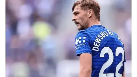 库里常规赛得分突破24811分，迈向25000分仅剩189分差距。